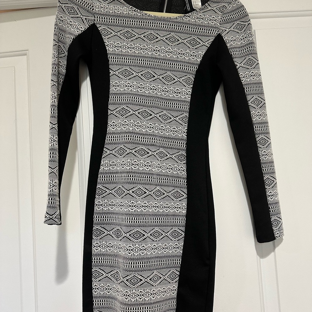 H&M Black and White Geometric Long Sleeve Dress